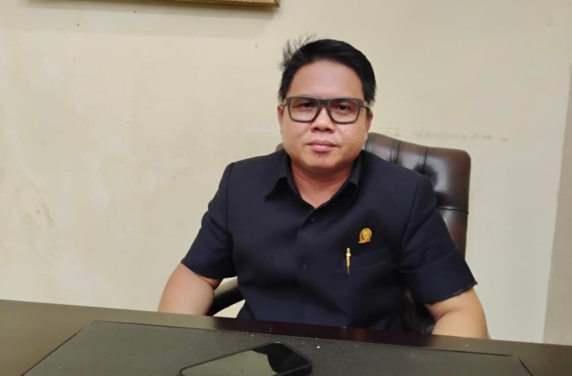 Anggota DPRD Kubar, Adrianus ditemui di Gedung DPRD Kubar, 24 November 2025. (Dok: Katakaltim/Jantro)