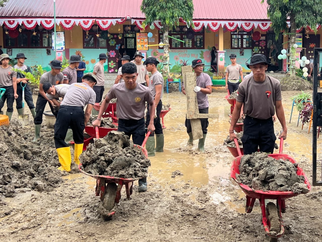 Brimob Kaltim bersihkan sekolah