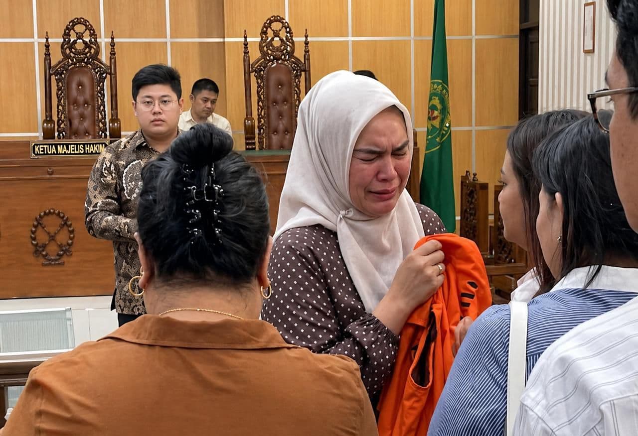 Dayang Donna Faroek menangis di persidangan