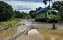 Jalan Nasional Jengan Danum Kubar Rusak Parah, Truk Fuso Terjebak Dalam Lubang 