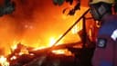 Mobil Damkar Terjebak Jembatan Patah, 2 Rumah Hangus di Gunung Guntur Balikpapan