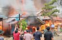 Api Mengamuk di Kelurahan Rinding Berau, 6 Bangunan Hangus Terbakar