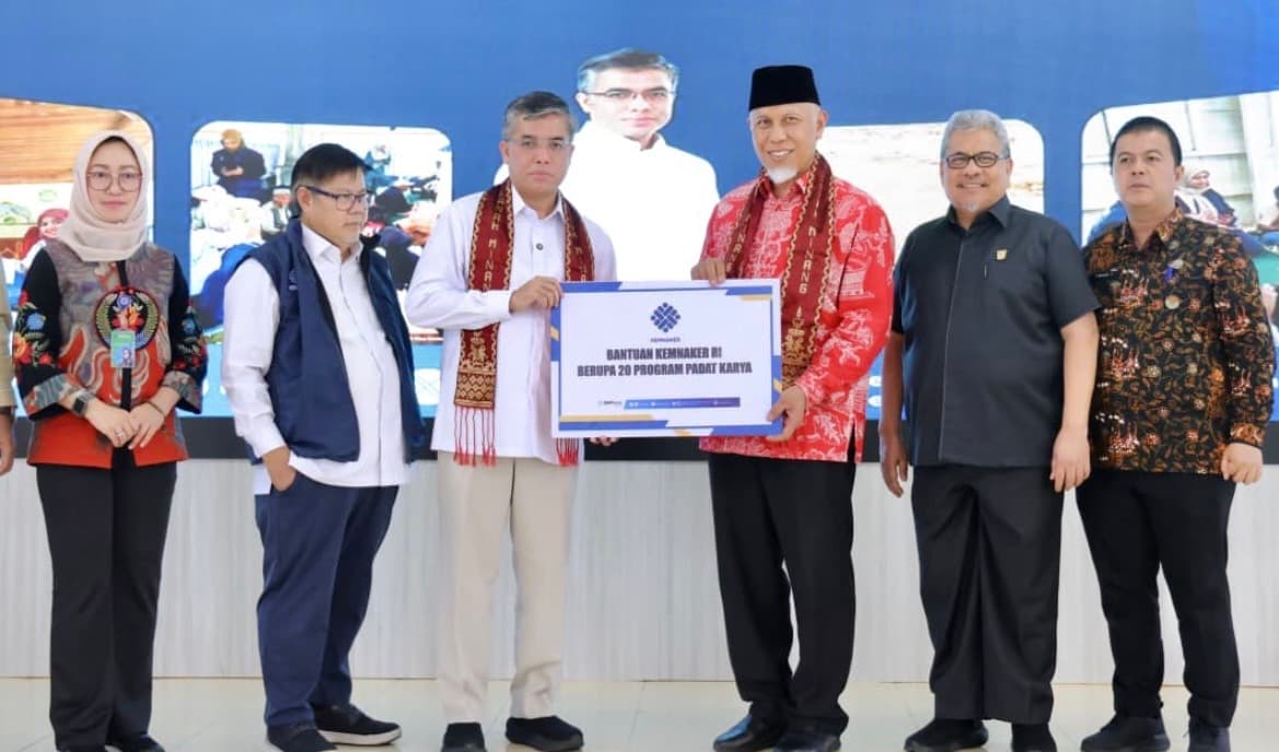 Penyaluran Bantuan di Padang