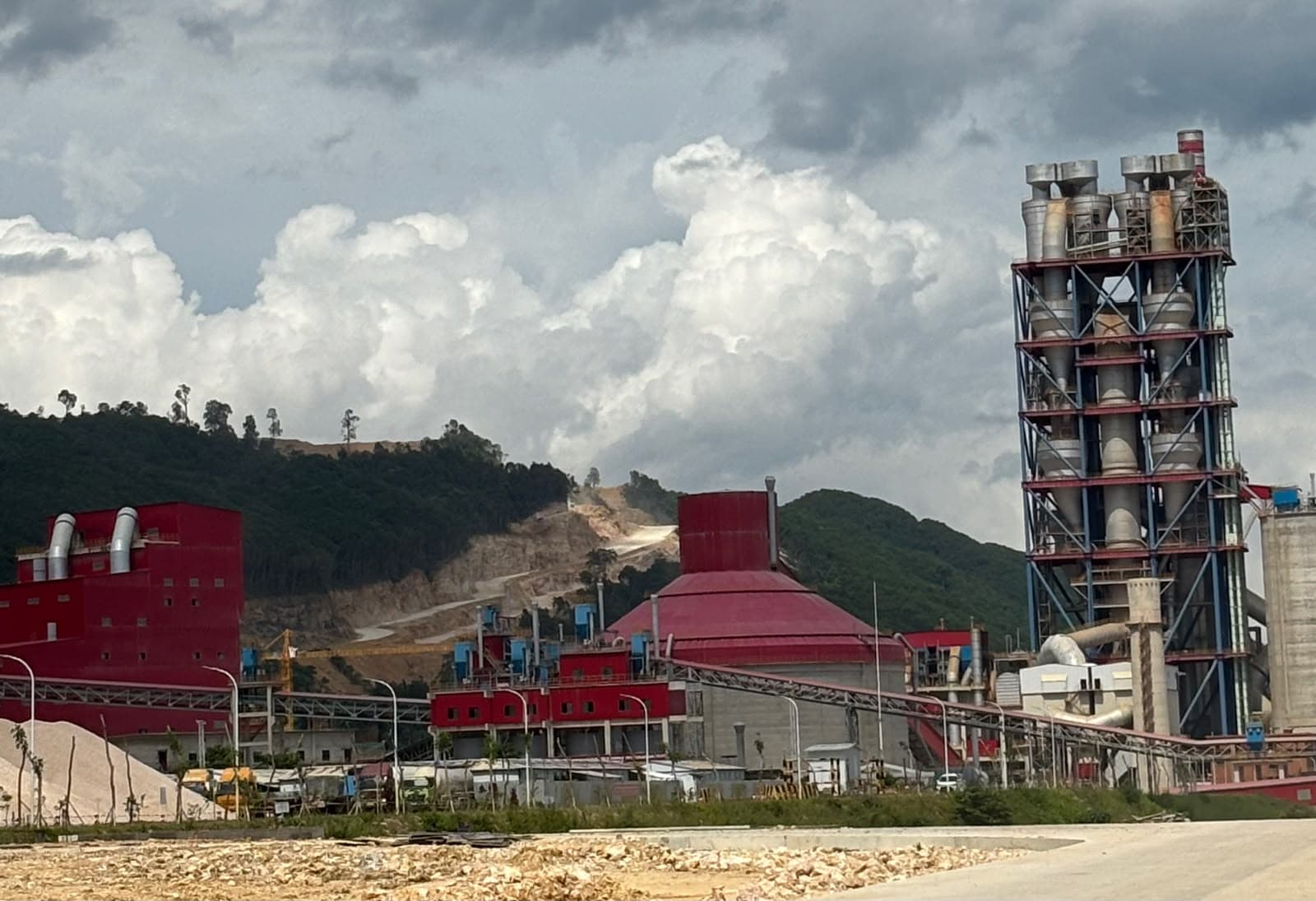 Kawasan industri pabrik semen PT Kobexindo Cement