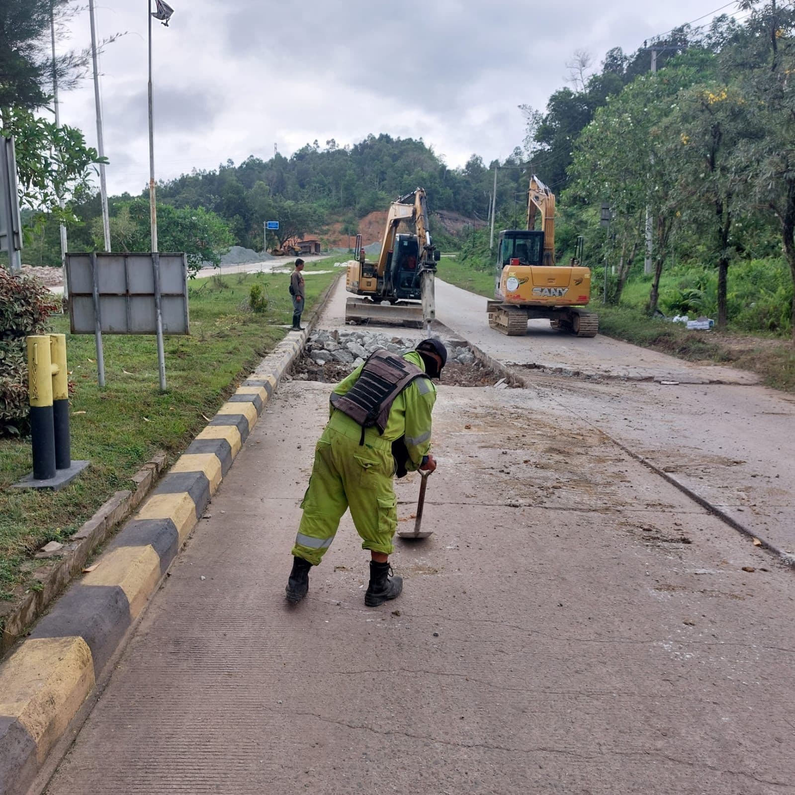Perbaikan akses jalan PT KKT