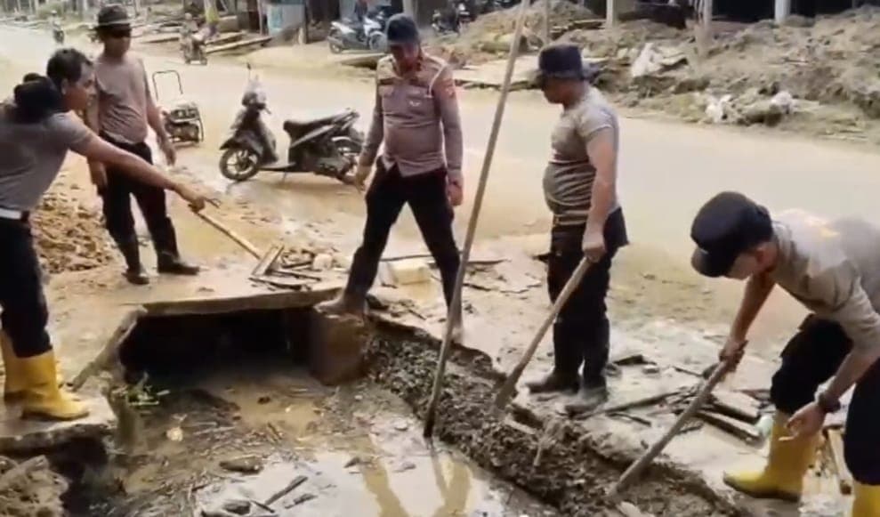 Polres Aceh Selatan Normalisasi Sungai Pascabanjir