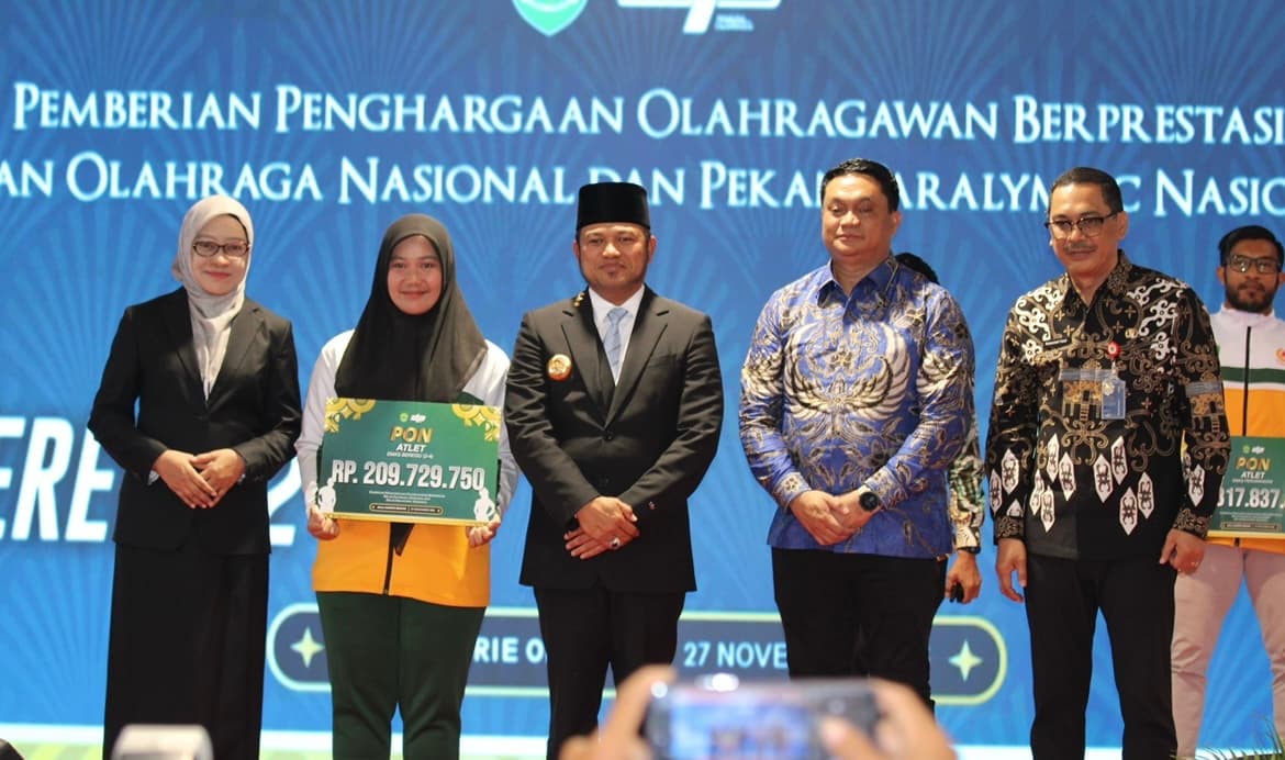 Penyerahan bantuan Pemprov