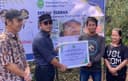 Minta Baju Bekas, Seorang Petani Langsung Diberi Uang Rp10 Juta oleh Rudy Mas'ud