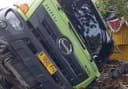 Truk Bermuatan Besi Tua Terguling di Gunung Bakaran Balikpapan, Polisi Duga Rem Bermasalah