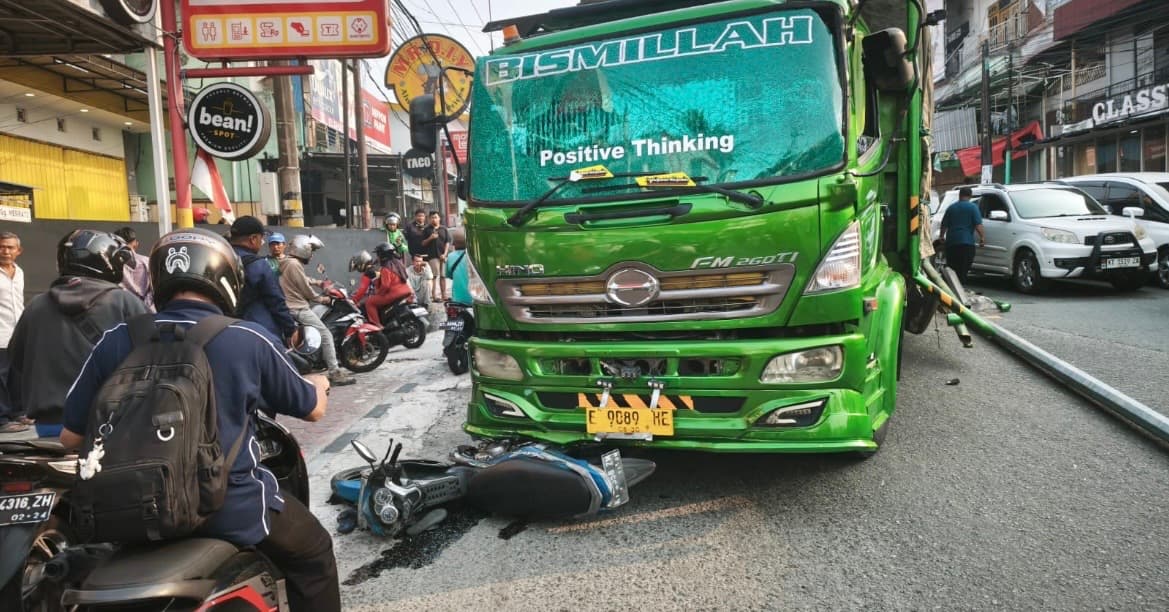 Truk tabrak motor