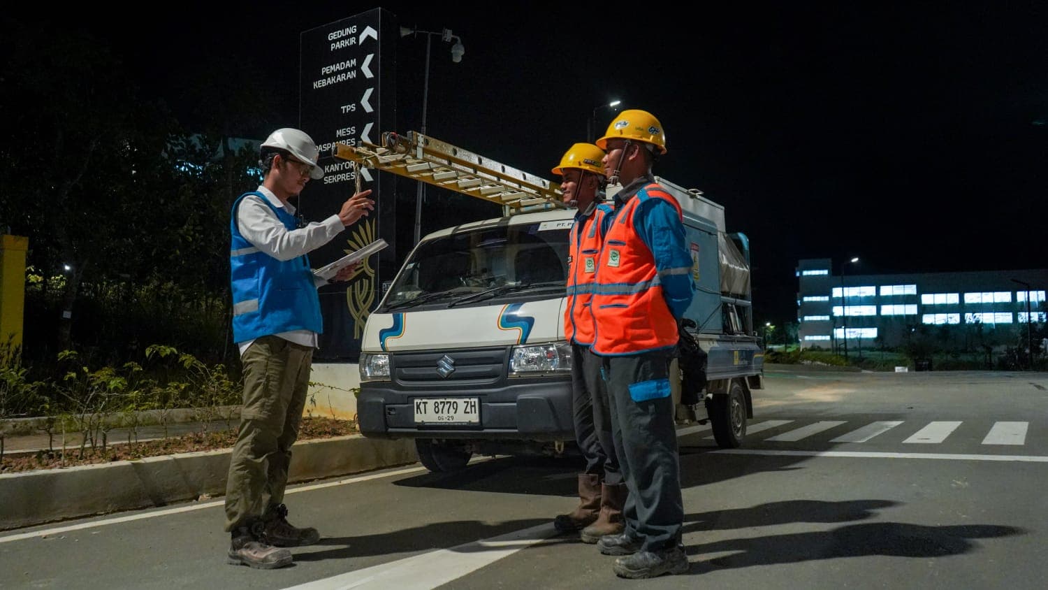 dedikasi pekerja PLN