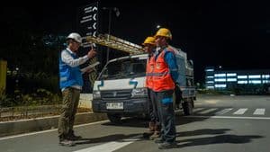 dedikasi pekerja PLN