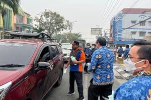 Pemkot dan BPBD Bontang bagi masker ke pengguna jalan
