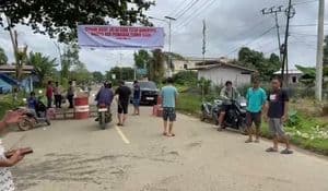 Warga blokir jalan