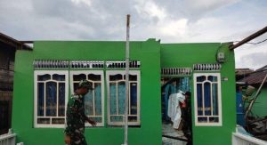 Rumah warga alami kerusakan akibat terpaan angin puting beliung di Kabupaten Paser, Kaltim
