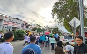 Aksi unjuk rasa di depan kantor kejaksaan negeri Bontang (foto:expresi)