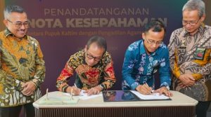 Ketua PA Bontang Nor Hasanuddin tandatangani Nota Kesepahaman dan Perjanjian Kerjasama dengan Pupuk Kalimantan Timur terkait Perlindungan Hak Perempuan dan Anak Pasca Perceraian (foto: PA Bontang)