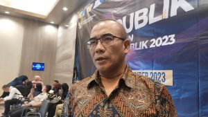 Ketua KPU Hasyim Asy'ari siap evaluasi TPN Ganjar - Mahfud yang acungkan jari saat debat capres ketiga 2024 (Foto: Detik)