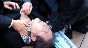 Ketua oposisi Korsel Lee Jae Myung jatuh ke tanah setelah diserang seorang pria tak dikenal dalam kunjungannya ke Busan (foto: REUTERS Acquire Licensing Rights)