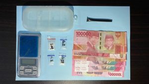 Barang bukti berupa uang dan narkoba (foto: Polresta Samarinda)