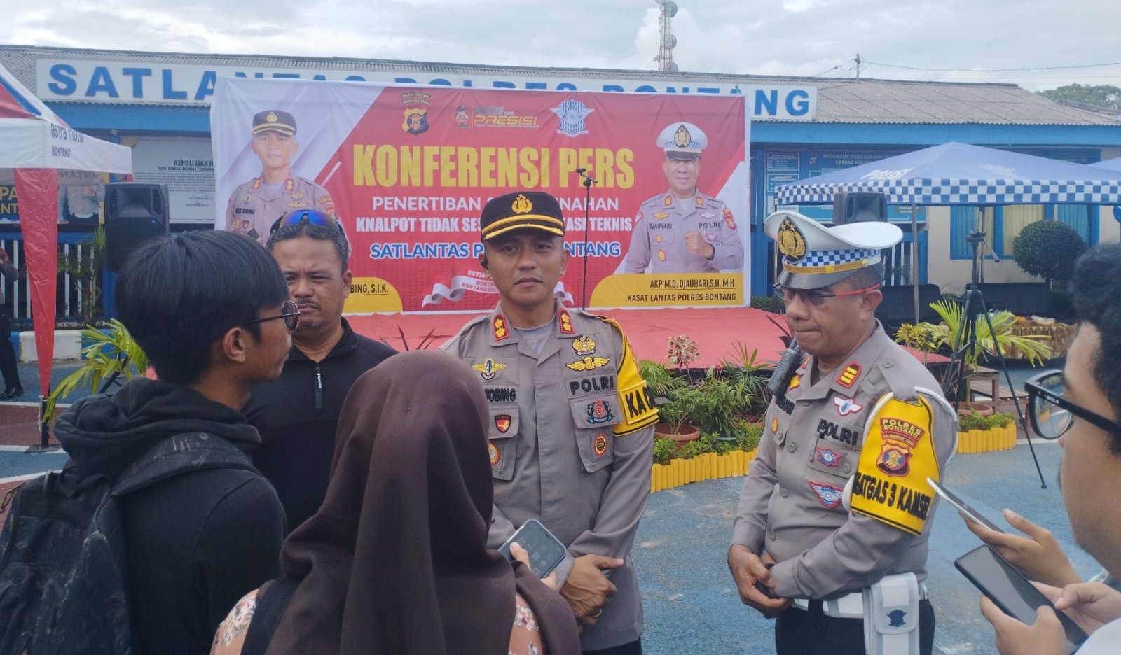 Kapolres Bontang, AKBP Alex F L Tobing didampingi Kasat Lantas Polres Bontang, AKP MD Djauhari saat di wawancarai awak media (foto:ayb/katakaltim) 