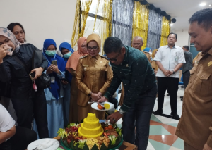 Walikota Bontang Basri Rase dan Wakil Wali Kota Bontang Najirah Makan Tumpeng Saat Peresmian layanan Kemoterapi dan MRI (Dok: katakaltim).
