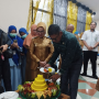 Walikota Bontang Basri Rase dan Wakil Wali Kota Bontang Najirah Makan Tumpeng Saat Peresmian layanan Kemoterapi dan MRI (Dok: katakaltim).