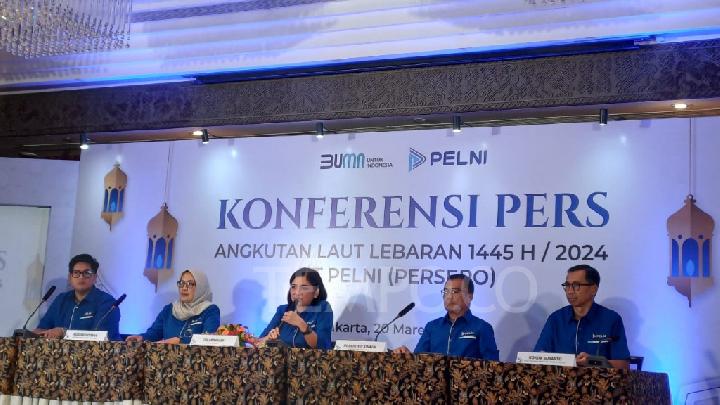 Direktur Utama PT Pelayaran Nasional Indonesia atau PELNI, Tri Andayani (tengah) beserta jajaran direksinya saat melakukan konferensi pers (dok: tempo)