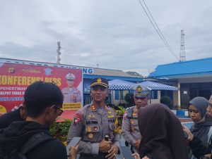 Kapolres Bontang AKBP Alex, bersama kasat lantas Djuahari (dok: katakaltim)