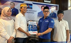 Bakhtiar Wakkang bersama Tim Penjaringan Partai Demokrat, Takbir Ali (dok: Katakaltim)