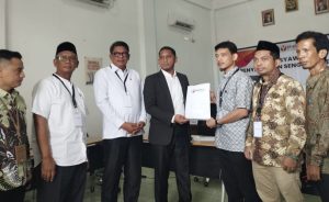 Basri Rase dan Chusnul Dhihin diberikan kesempatan oleh KPU kembali masukkan berkas pendaftaran paslon independen di Pilkada Bontang (aset: katakaltim)