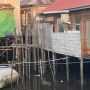 Drumpikon di bawah kolong rumah berwarnahbiru dan IPAL Komunal berwarna putih di kawasan Tanjung Limau (dok: ag/katakaltim)