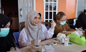 Neni Moerniaeni menggelar pemeriksaan kesehatan gratis bagi warga Gang Terompet Tanjung Limau, Kota Bontang (dok: Katakaltim)