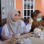 Neni Moerniaeni menggelar pemeriksaan kesehatan gratis bagi warga Gang Terompet Tanjung Limau, Kota Bontang (dok: Katakaltim)