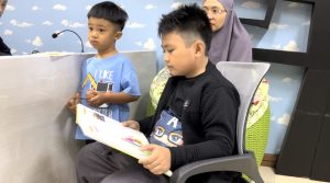 Potret anak bersama ibunya saat meminjam buku di perpustakaan DPK Bontang (aset: katakaltim)