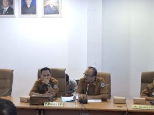 Kabid Perizinan DPMPTS Bontang menerangkan proses penerbitan PKKPR saat berdiskusi dalam forum RDP DPRD Bontang terkait Kawasan Industri Bonles yang dibeli oleh PT KIB (aset: katakaltim.com)