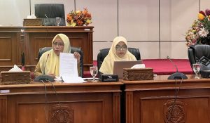 Kabag Hukum Pemkot Bontang saat memaparkan hak-hak penyandang disabilitas di kantor DPRD Bontang (aset: katakaltim.com)