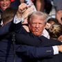 Donald Trump selamat dalam penembakan di Pennsylvania (dok: REUTERS/BrendanMcDermid)