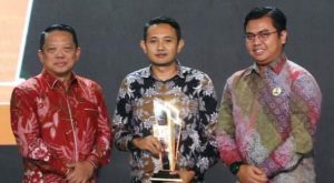 Saepul Uyun Sujati yang menjabat sebagai Kepala Seksi Pengelolaan Barang Bukti dan Barang Rampasan (PB3R) di Kejaksaan Negeri Kutai Barat, menjadi penerima penghargaan kategori Jaksa Inovatif Penegakan Hukum pada Adhyaksa Awards 2024 (dok: detik)