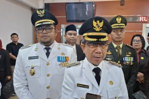 Bupati Kutim Ardiansyah Sulaiman didampingi Wabup Kasmidi Bulang, umumkan hadiah kemerdekaan Pemerintah Kutim berupa Jamsostek bagi pekerja rentan di Kutim (aset: katakaltim)