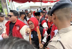 Bacalon Wali Kota Bontang Najirah saat mendaftar di KPU Bontang (aset: Sandi/katakaltim)