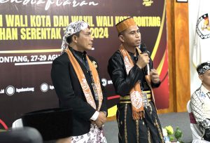 Pasangan calon kepala daerah Kota Bontang Sutomo Jabir dan Nasrullah saat mendaftar di KPU Bontang 29 Agustus 2024 (aset: Sandi/katakaltim)