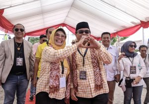 Pasangan calon kepala daerah Kota Bontang Neni Moerniaeni dan Agus Haris saat mendaftar di KPU Bontang pada Rabu 28 Agustus 2024 (aset: Sandi/katakaltim)