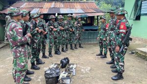 Prajurit Satuan Tugas Pengamanan Perbatasaan RI-Malaysia, Yonarmed 11 Kostrad dari Pos Labang gagalkan upaya penyelundupan barang ilegal berupa 48 kaleng Miras merk Huster, 12 botol Miras merk R&b Likeur, 20 kotak kosmetik pemutih wajah, 1 bungkus obat kuat merk Tanduk Rusa dan 3 slop rokok merk Era asal Malaysia di ujung Desa Labang, Kecamatan Lumbis Pansiangan, Kabupaten Nunukan (aset: hlm/katakaltim)