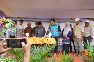 Bupati Kutim Ardiansyah Sulaiman secara simbolis menyalakan lampu tanda peresmian penyalaan Listrik PLN di Desa Pengadan. (Foto: istimewa)