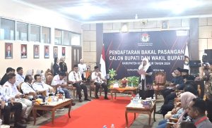 KPU Kutim sambut kedatangan bacalon Bupati dan Wakil Bupati Kutim mendaftar di KPU pada Selasa 27 Agustus 2024 (aset: Caca/katakaltim)