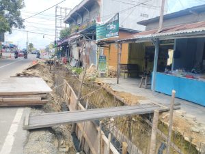 Pengerjaan drainase di Jalan Suryanata Kota Bontang (aset: ayub/katakaltim)