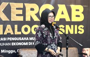 Bacalon Wali Kota Bontang, Najirah saat membuka Rakercab dan Dialog Bisnis gelaran HIPMI Bontang (aset: katakaltim)