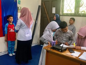 Kecamatan Bontang Utara selaku Operator Disdukcapil sedang melakukan Pengambilan Gambar untuk foto KIA, di SDN OO8 Bontang Utara, Rabu (28/8/2024) pagi (Aset: Puji/katakaltim)