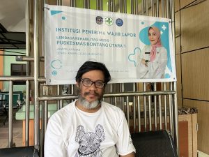 Kepala UPT Puskesmas Bontang Utara I dr. I Wayan Santika di depan IPWL (aset: katakaltim)